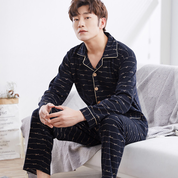 Férfi pizsama sötét és világos színekben