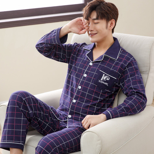 Férfi pizsama sötét és világos színekben