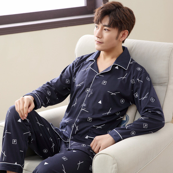 Férfi pizsama sötét és világos színekben