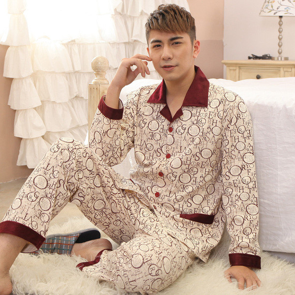 Férfi pizsama sötét és világos színekben