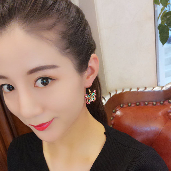 Cercei de dama colorati in forma de fluture