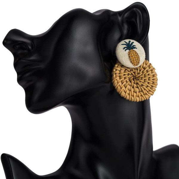 Kerek alakú női fülbevaló hímzéssel