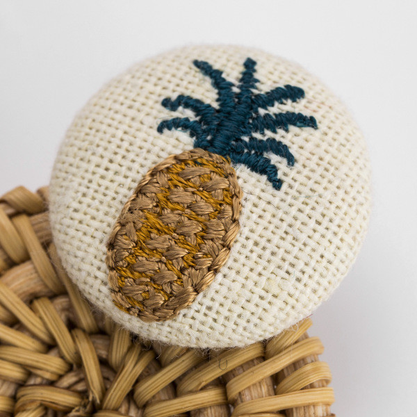 Kerek alakú női fülbevaló hímzéssel