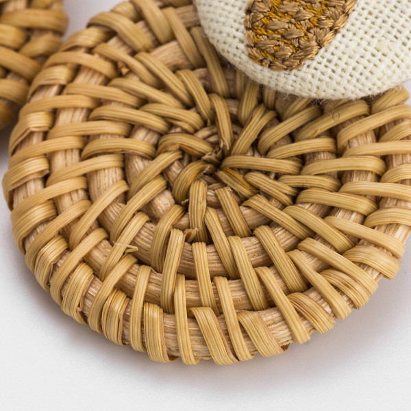 Kerek alakú női fülbevaló hímzéssel