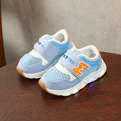 Sport gyerek tornacipő fiúknak és lányoknak világító modell több színben matricákkal