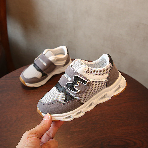 Sport gyerek tornacipő fiúknak és lányoknak világító modell több színben matricákkal