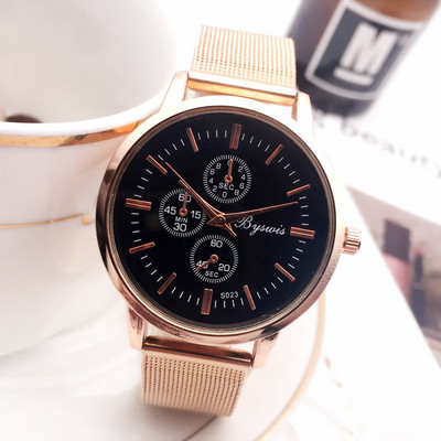 Női karóra különböző modellekben