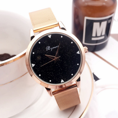 Női karóra különböző modellekben