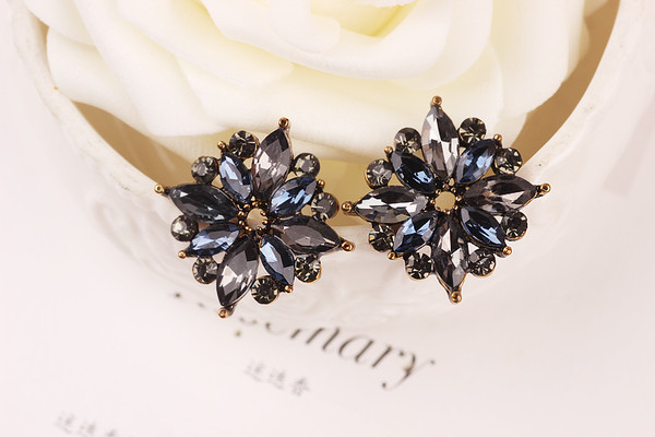 Stílusos női fülbevaló kövekkel, sötét színben