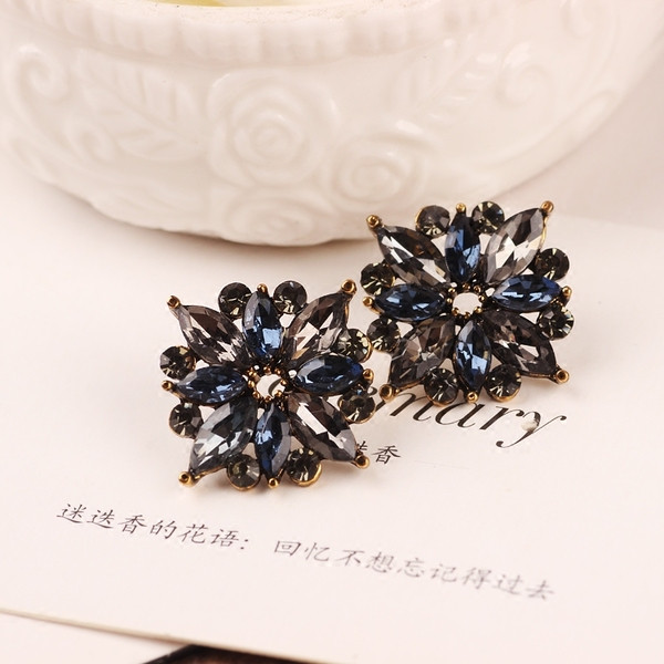 Stílusos női fülbevaló kövekkel, sötét színben