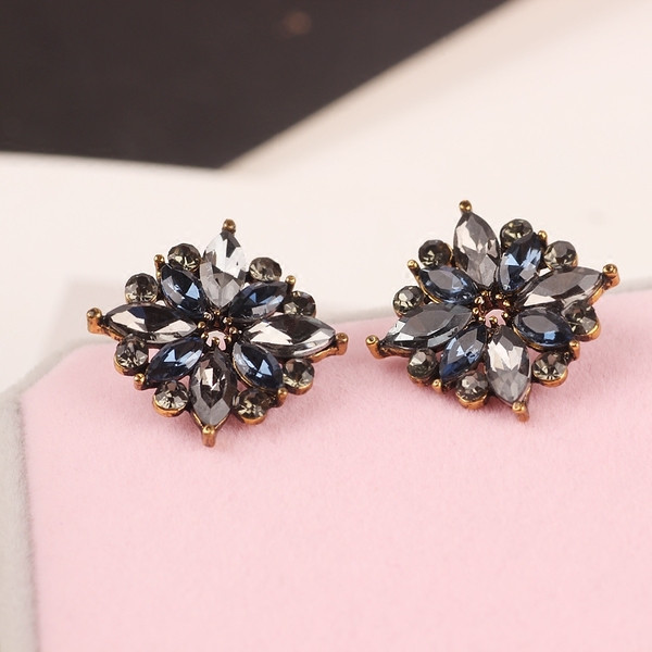 Stílusos női fülbevaló kövekkel, sötét színben