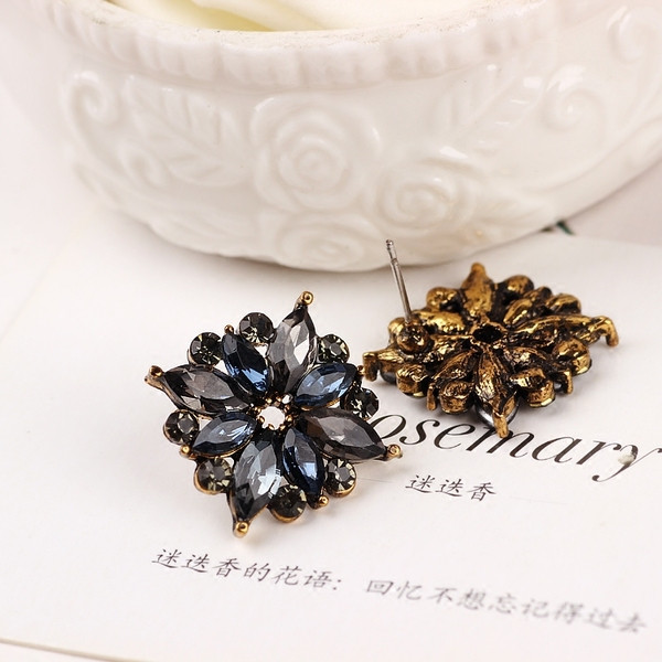 Stílusos női fülbevaló kövekkel, sötét színben