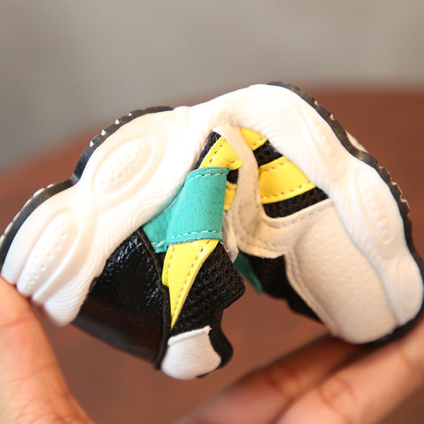 Alkalmi gyerek tornacipő durva talppal, két színben