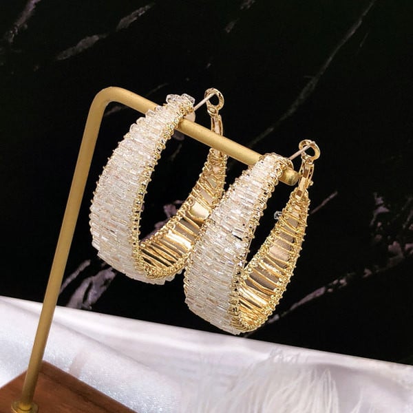 Női fülbevaló kerek gyöngyökkel