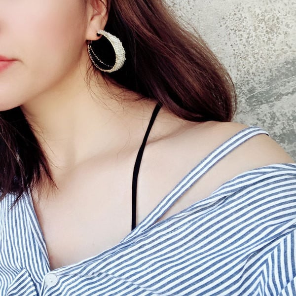 Női fülbevaló kerek gyöngyökkel