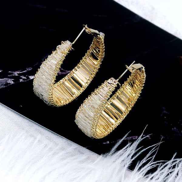 Női fülbevaló kerek gyöngyökkel