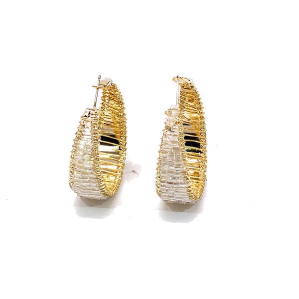 Női fülbevaló kerek gyöngyökkel