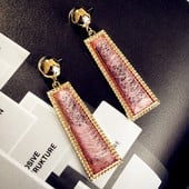 Hosszú, rózsaszínű női fülbevaló