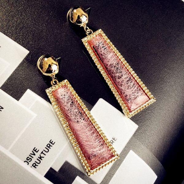 Hosszú, rózsaszínű női fülbevaló