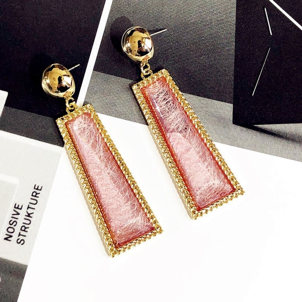 Hosszú, rózsaszínű női fülbevaló