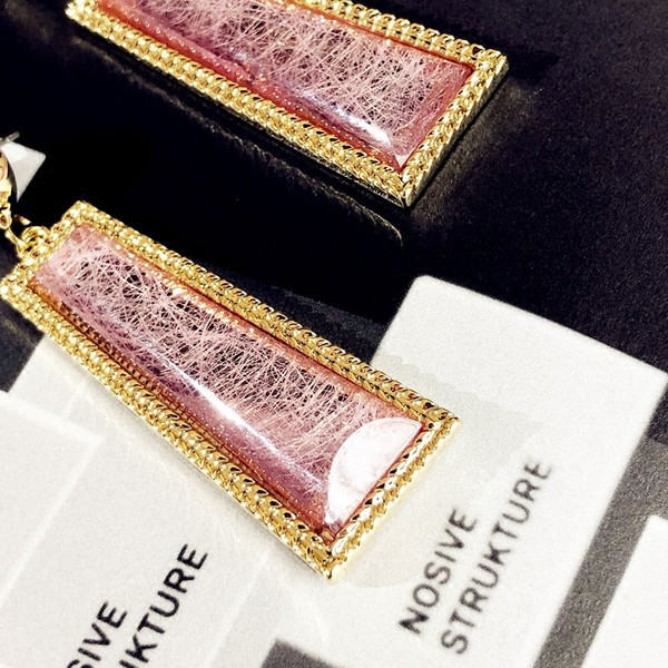 Hosszú, rózsaszínű női fülbevaló