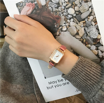 Modern női karóra többféle színben, mindennapi használatra alkalmas