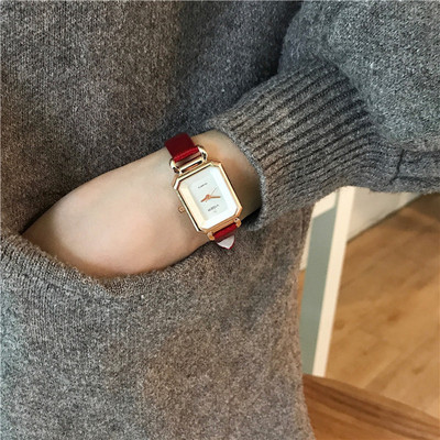 Modern női karóra többféle színben, mindennapi használatra alkalmas