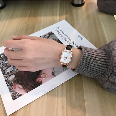 Modern női karóra többféle színben, mindennapi használatra alkalmas