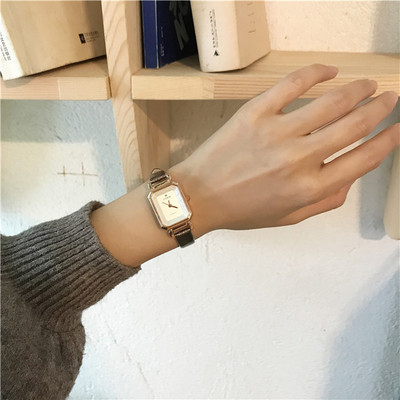 Modern női karóra többféle színben, mindennapi használatra alkalmas