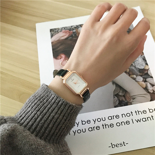 Modern női karóra többféle színben, mindennapi használatra alkalmas