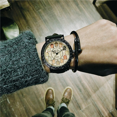 Óra több színben, férfiak és nők számára egyaránt