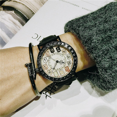 Óra több színben, férfiak és nők számára egyaránt