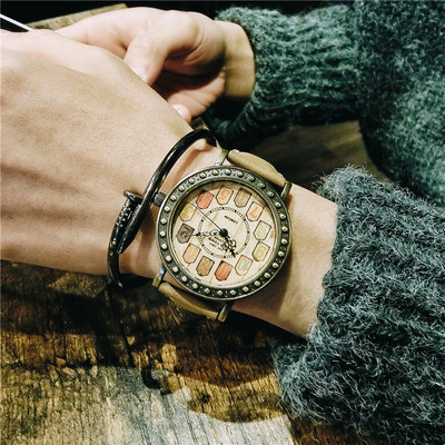 Óra több színben, férfiak és nők számára egyaránt