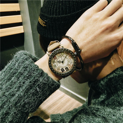 Óra több színben, férfiak és nők számára egyaránt