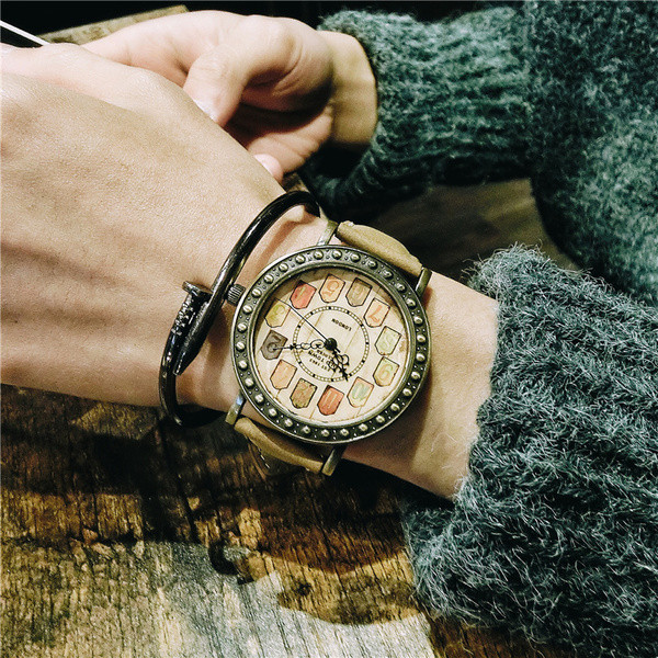 Óra több színben, férfiak és nők számára egyaránt