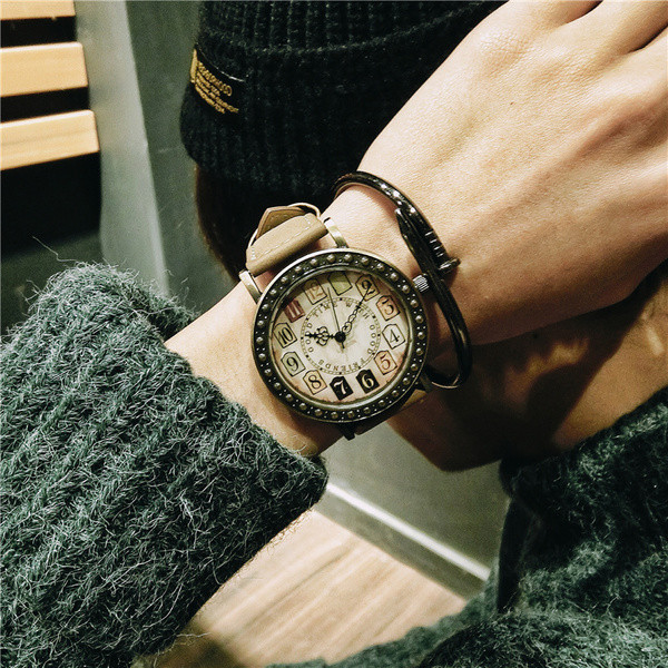 Óra több színben, férfiak és nők számára egyaránt