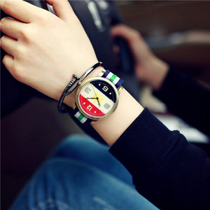 Női karóra színes szíjjal