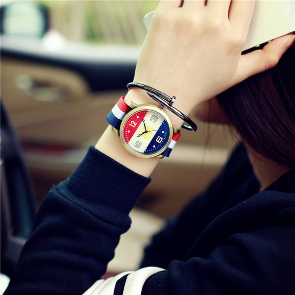 Női karóra színes szíjjal