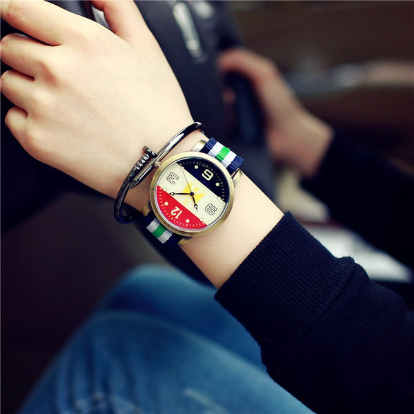 Női karóra színes szíjjal