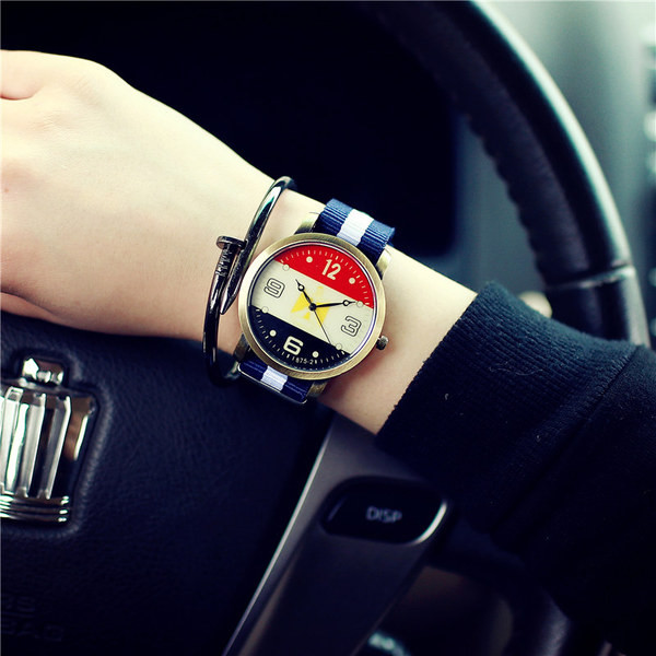 Női karóra színes szíjjal