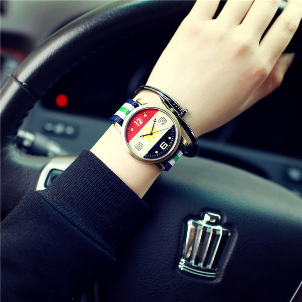 Női karóra színes szíjjal