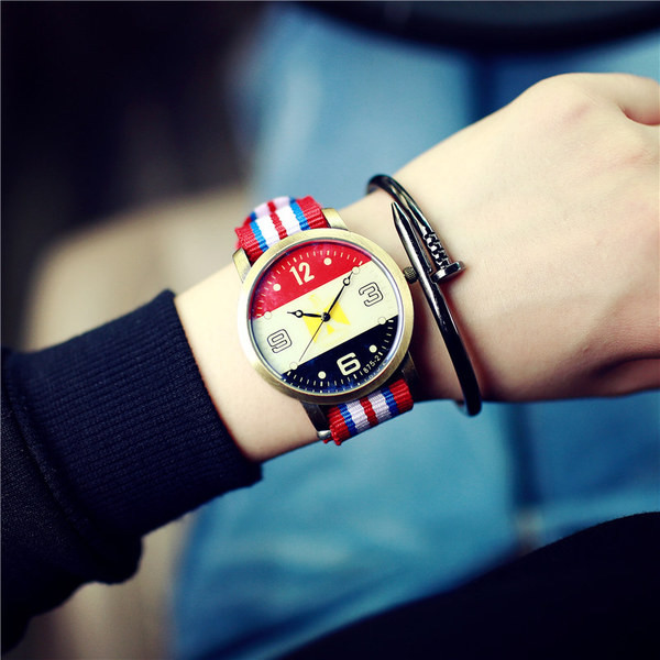 Női karóra színes szíjjal