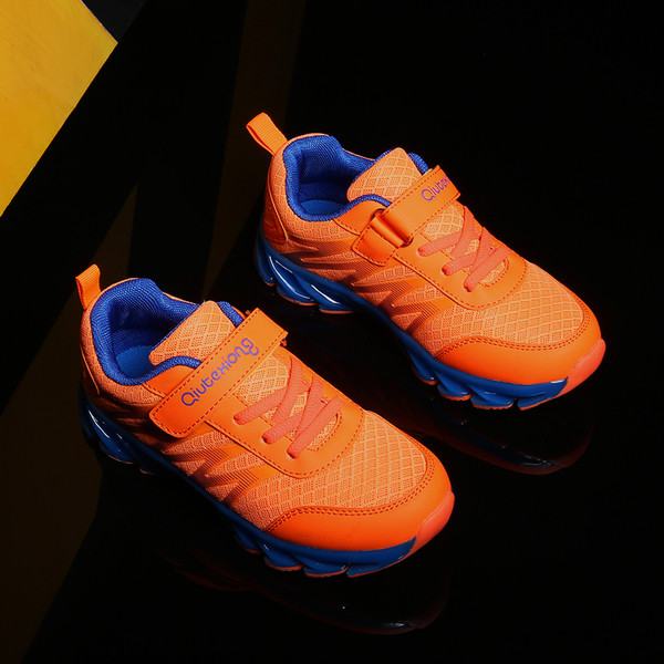 Παιδικά αθλητικά παπούτσια σε διάφορα χρώματα