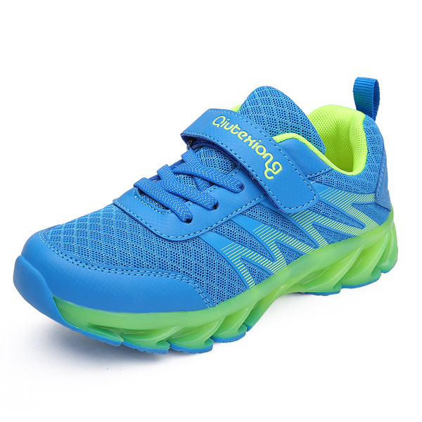Παιδικά αθλητικά παπούτσια σε διάφορα χρώματα