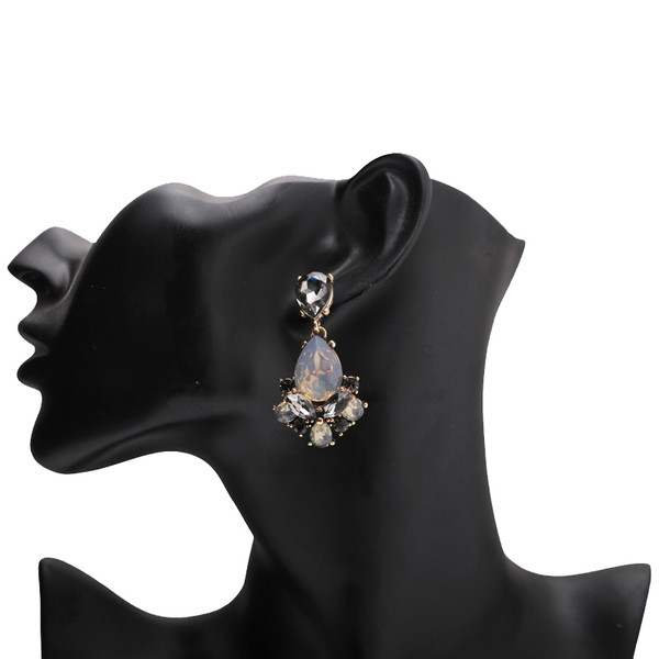 Díszkövekkel díszített női fülbevaló két színben
