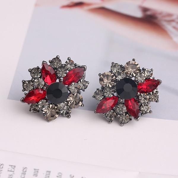 Cercei eleganti de dama cu pietre decorative in mai multe culori