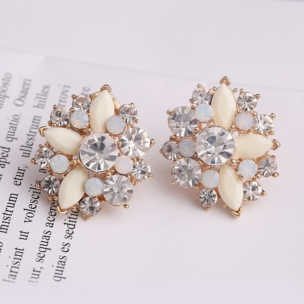 Cercei eleganti de dama cu pietre decorative in mai multe culori