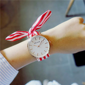 Női karóra szatén szíjjal, többféle színben