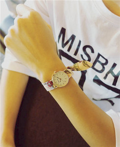 Női karóra szatén szíjjal, többféle színben