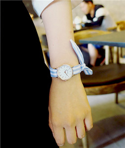 Női karóra szatén szíjjal, többféle színben